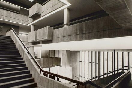 Teil des Treppenhauses in der Eingangshalle des Rathauses (1973)