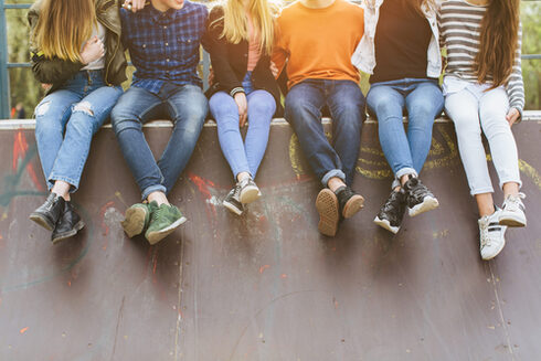 Gruppe von Jugendlichen auf einer Mauer