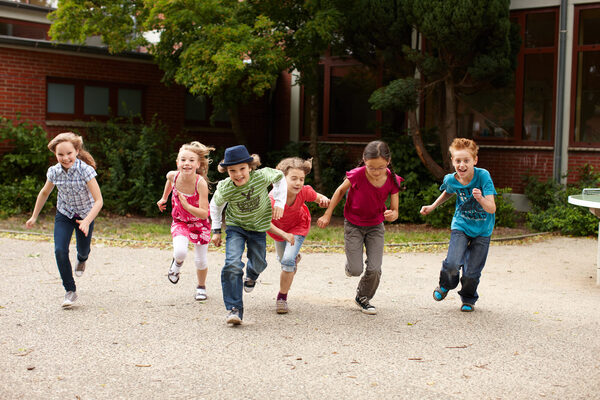 Gruppe Kinder läuft auf Schulhof