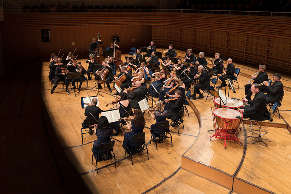 Das Festival Strings Lucerne in sinfonischer Besetzung.