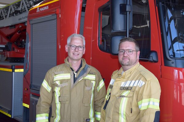 Das Bild zeigt Stefan Schulze Temming und Matthias Krins von der Feuerwehr Greven.