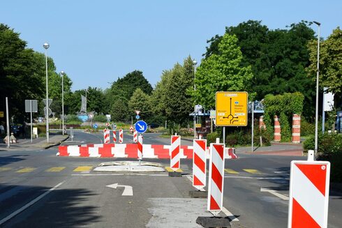 Das Bild zeigt den provisorischen Kreisverkehr auf der Rathausstraße.