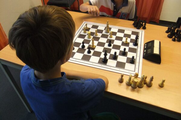 Kinder beim Schachspielen